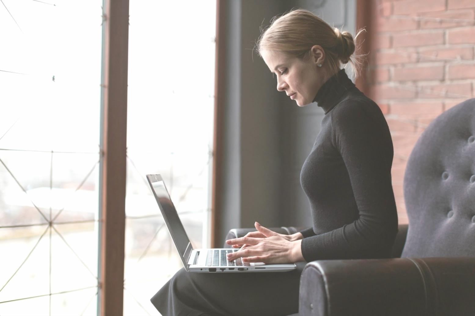 Finanzexperte bei der Beratung mit Unterlagen